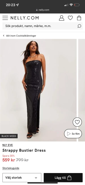 Glittrig festklänning  - Säljer denna otroligt fina festklänning från Nelly som endast är använd en gång. Säljer pga att den ej kommer till användning. Köpt för 799 kr. Denna passar perfekt på mig som är 165 cm och passar även mig som har S i vanliga fall. Skriv för bilder på.