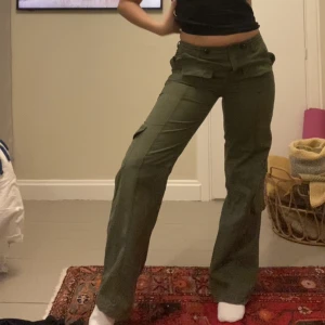 Cargo byxor- Brandy Melville - Mörkgröna Cargobyxor från brandy Melville i onesize, men skulle säga att de passar xs-s. Använda fåtal gånger🪐