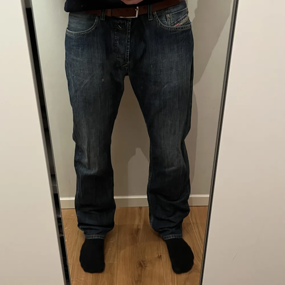 Snygga och trendiga jeans från Diesel Industry. Storlek 32/34 (L), Modell: regular/straight. Passar främst killar men även tjejer, går att sy upp (min brorsa på bild är 180 cm lång). Ställ gärna frågor!. Jeans & Byxor.