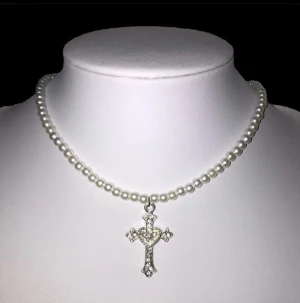 Rhinestone cross necklace - Super gulligt minimalistiskt halsband med rhinestone kors🤍 handgjort💖 