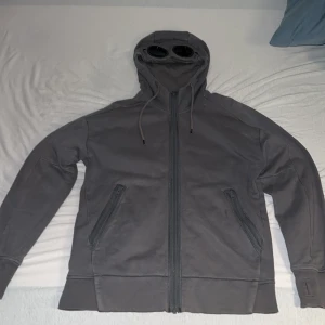 Cp company - Storlek M Använd ett par gånger haft den i cirka 1 år den är i bra skick och har inga märken eller något annat så i fint skick