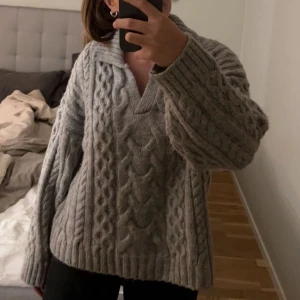 Stickad tröja från mango  - Säljer denna nästan helt oanvända stickade tröjan från mango. Säljer den för 200 kr. Använd inte köp direkt funktionen!!