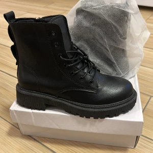 Oanvända vinterboots - Liten i storleken; känns som strl 37.