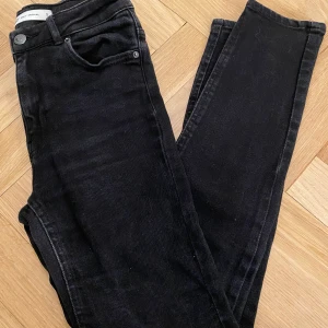 Jeans molly - Ser smutsiga ut då dom legat i garderoben i 2 år. Lite mer urtvättad svart färg 
