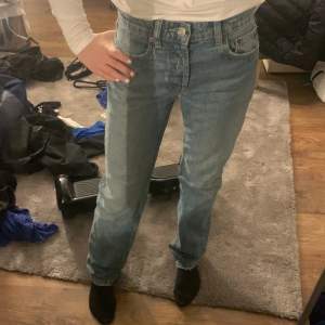 Ett par blå jeans från zara low waist 