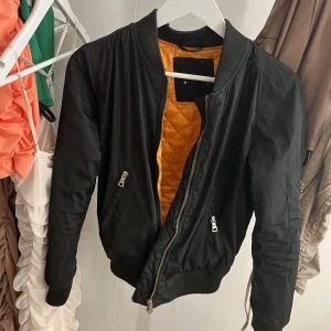 Bomber jacka  - Svart bomberjacka, fint skick 