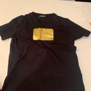 En äkta Versace t-shirt använd fåtal gånger.  Köpt på nk i Stockholm. Storlek 152/ 12 år 