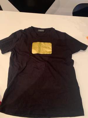 En äkta Versace t-shirt använd fåtal gånger.  Köpt på nk i Stockholm. Storlek 152/ 12 år 