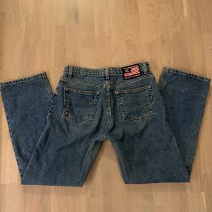 Vintage Ralph Lauren jeans för kvinnor. Byxorna är i mycket fint skick.   Storlek: 4x29