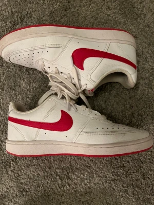Nike sneakers strl 38 - nästan helt oanvända nike skor i fint skick. Nypris: 1000 kr