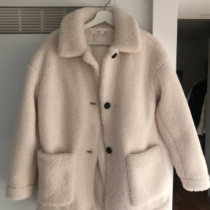 Mango Jacka  - En mysig varm jacka från Mango. Köpt av tjej här från plick men inte använt den så säljer den därför vidare. Inga skavanker. Tar Swish