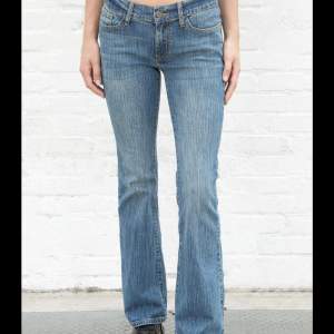 Lågmidjade jeans från Brandy Melville, helt nya! Säljer eftersom att de ej va i rätt storlek. Storlek M, skulle nog uppskatta till en 38. 