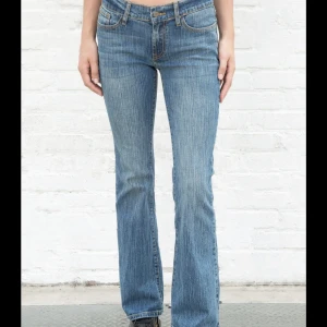 Brandy Melville jeans  - Lågmidjade jeans från Brandy Melville, helt nya! Säljer eftersom att de ej va i rätt storlek. Storlek M, skulle nog uppskatta till en 38. 