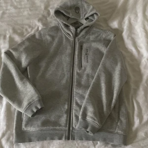 Grå sail racing zip - Säljer min sailracing kofta då jag inte använder den längre. Storlek 170. Köpt på kidsbrandstore. Betalning via SWISH, köparen står för frakt