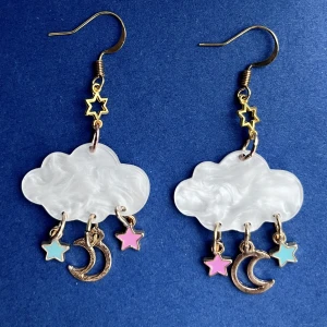 Handgjorda örhängen 💙 - Nickelfria krokar och fri frakt. 💙