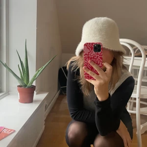 Buckethat / Mössa Vit - Snygg Buckethat i gräddvit/beige från Weekday! Perfekt för vintern :)