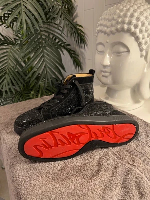 Christian Louboutin / strl 44 - Strl 44, bra skick. Säljs utan låda därav billiga priset