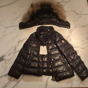 Moncler jacka - Säljer min äkta Moncler jacka som kostade runt 12000kr. Jag säljer den för 2900kr eller högstbjudande. Den är i storlek 6Y (6år) och det finns kvitto. Skriv till mig om du är intresserad eller vill ha fler bilder och info. ☺️
