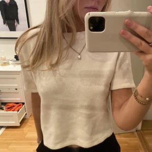 Stickad t-shirt - Stickad t-shirt ifrån Zara, fint skick. 