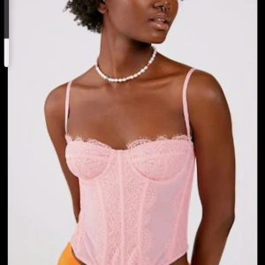 Urban outfitters corset  - Säljer min helt nya corset från Urban outfitters. Den är endast använde en gång och säljer den för att den va lite för liten💗väldigt populär och tar slut snabbt🤍