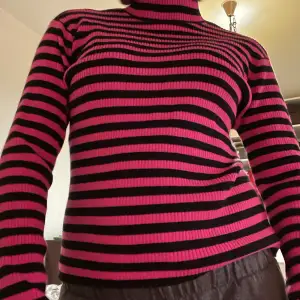 assnygg stickad tröja med turtleneck!! köpt på beyond retro för typ ett år sen, kommer inte till användning så därför säljer jag💓priset är plus frakt!!