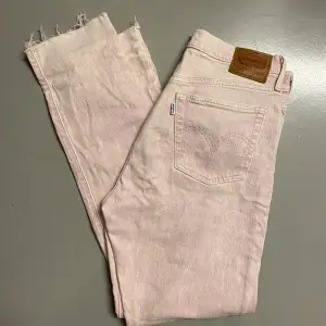 Hur coola?!? Ljusrosa levis jeans i mjukt material. Dessa med medium/highweist. Använda ca 2 gånger. 
