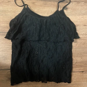 Spets linne - Ett svart spetslinne från bikbok stl M💞säljs då de är för stort för mig men skulle säga att storleken är mer mot de mindre hållet🙌🏼i priset ingår frakt, vid snabb affär kan priset diskuteras!
