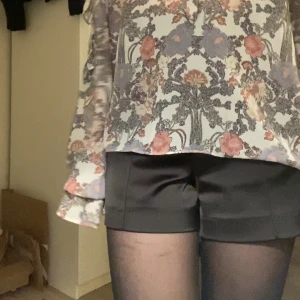 Kostym shorts  - Säljer dessa glansiga kostymshorts från zara, Strl XS. Använda en gång så superfint skick!💖 200kr + frakt 