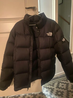 North face jacka, knappt använd  - Säljer min knappt använda north face jacka med lapparna kvar. Den är i storlek L och är inköpt förra året. För mer information är det bara att höra av sig.