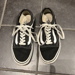 Vans skor  - Säljer mina Vans skor🤍🤍dom är i befintligt skick!!  Hör av dig i dm om du är intresserad 🫶🏻 Skriv privat för fler bilder!!
