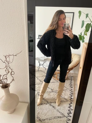 Svart gosig pälsjacka  - En otroligt mjuk pälsjacka/kofta i teddyliknande material. Stl xl men liten i storlek.