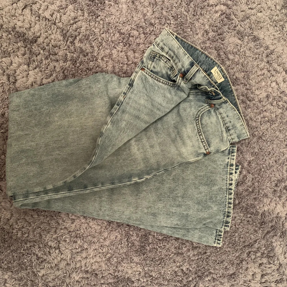 Säljer dessa jeans från Lindex, knappt använda. Vid intresse tveka inte att kontakta! . Jeans & Byxor.