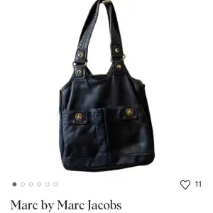 Jag har denna vintage väskan, fast i brunt läder istället för marinblå som på denna bilden 💅🏼👜 Priset satt nedan är ett endast ett riktmärke och inte ett ”fast pris” Intresserade kan lägga bud 💞 Kramis 💞