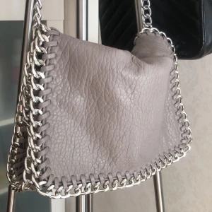 Tiamo väska storlek M - Fin Tiamo väska i storlek M. Väldigt fint skick!! Köptes för 500. Kör nu budgivning pga att de är många intresserade!🩷