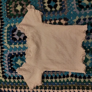 Vit topp - Vit topp i mesch från HM, använd kanske en gång.🤍