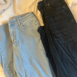 Jeans  - Jeansen är helt oanvända endast testade. Så som nya från madlady. Storlek 38 på de svarta och 40 på det blåa men passar ändå en 38. Längd på blåa är 30. Nypris 599kr st, säljer för 300kr/st