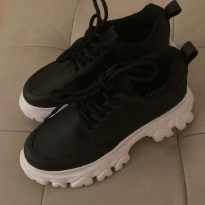 Nelly skor - Mina knappt använda skor säljer jag för att dom var för små när jag fick dem. Funkar för storlek 38 också! Köpte dom för 400kr. Pris kan diskuteras! 