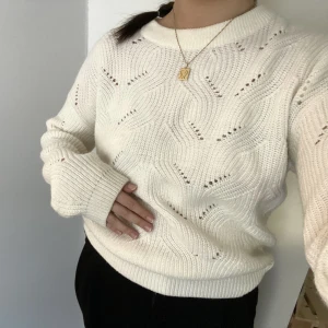 Stickad tröja - Vit stickad tröja från vila! Sticks inget alls och är super mysig men inte min stil längre!!  Bara att skicka om ni har någon fråga eller vill ha fler bilder!!😇😇