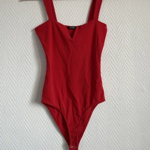 Bershka body - Jätte fin röd body, men tyvärr släppt lite vid sömen.  Är lite tightare så passar bättre till folk med en mindre byst 