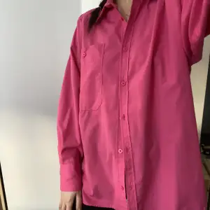 En neon rosa skjorta som är använda fåtal gånger från ASOS design!💗 Bara att skicka om ni har någon fråga eller vill ha fler bilder!! Frakt tillkommer!! 😇😇