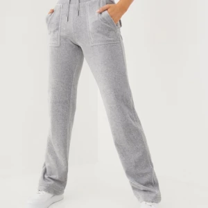  Juicy couture  - INTRESSEKOLL! ANVÄND EJ ”KÖP NU”! Juicy couture byxor storlek XS i bra skick, SKRIV INNAN du använder köp nu! Ditt ansvar om du gör det trots jag skrivit använd inte. Pris kan diskuteras vid snabb affär!