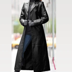 Svart skinnkappa - Svart lång skinnkappa, slimmad övertill och lite utsvängd längst ner. Skickar gärna egna bilder på produkten. Oanvänd.