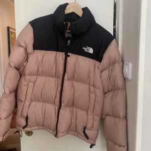 North face jacka  - Rosa svart North face jacka som är som ny ( andvänd cirka 10 gr) väldigt varm 