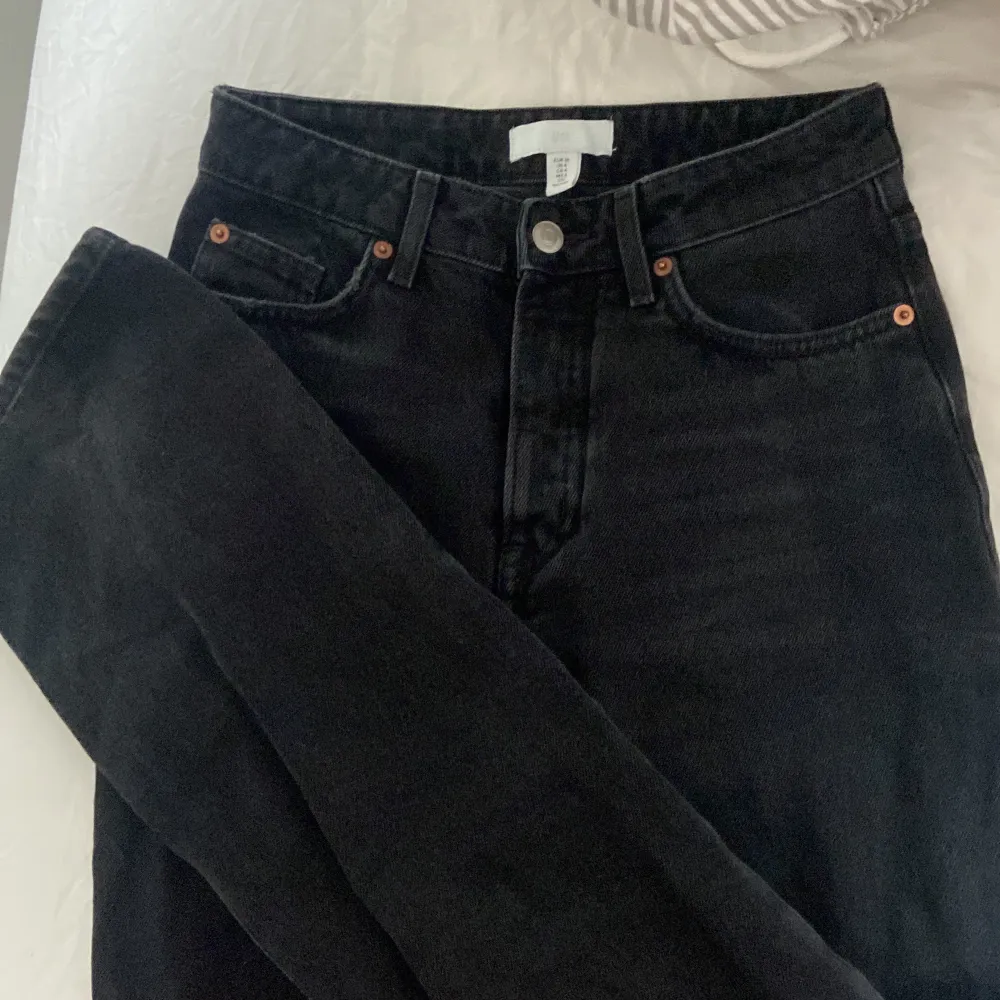 Hm 90s straight jeans använda fåtal gånger så bra skick. Säljer då de är för stora obs: de är mer svarta än vad de på modellen har. Jeans & Byxor.