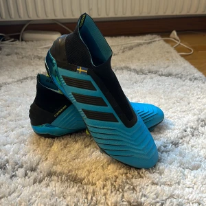 Adidas fotbollsskor - Säljer dessa adidas predator controlskin i storlek 41 1/3. Nypris 2500kr, använda en gång. Säljer för 600+frakt. Pris kan diskuteras vid snabbaffär.