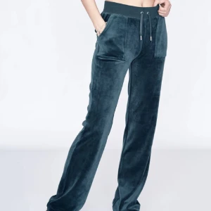 Juicy Couture byxor  - Säljer mina velour byxor i färgen Rain Forrest i strl M men passar mig som är 163 o brukar ha S. Köpta på NK för 2 månader sedan. Jättefint skick!