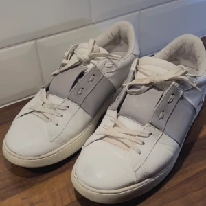 Valentino skor - Säljer nu mina valentino skor i storlek 42 som precis är nygjorda. Skorna är inprincip i nyskick och ser nästan helt nya ut så tveka inte på att kontakta mig! De är äkta och nypriset ligger runt 6000. Fråga gärna om du undrar något, priset kan diskuteras.