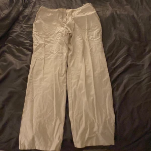 Linnebyxor  - Linnebyxor från märket BRC (bonprix collection). Köpta sommaren 2021, använt en gång. Är i bra skick 