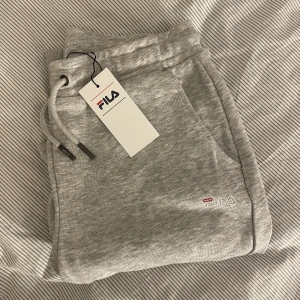 Fila mjukisbyxor - Säljer dessa mjukisbyxor från fila som är helt nya med lappar kvar 🤍 