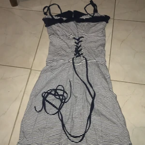 Klänning från ginatricot som man kan knyta där bak - Har inte använt den många gånger 